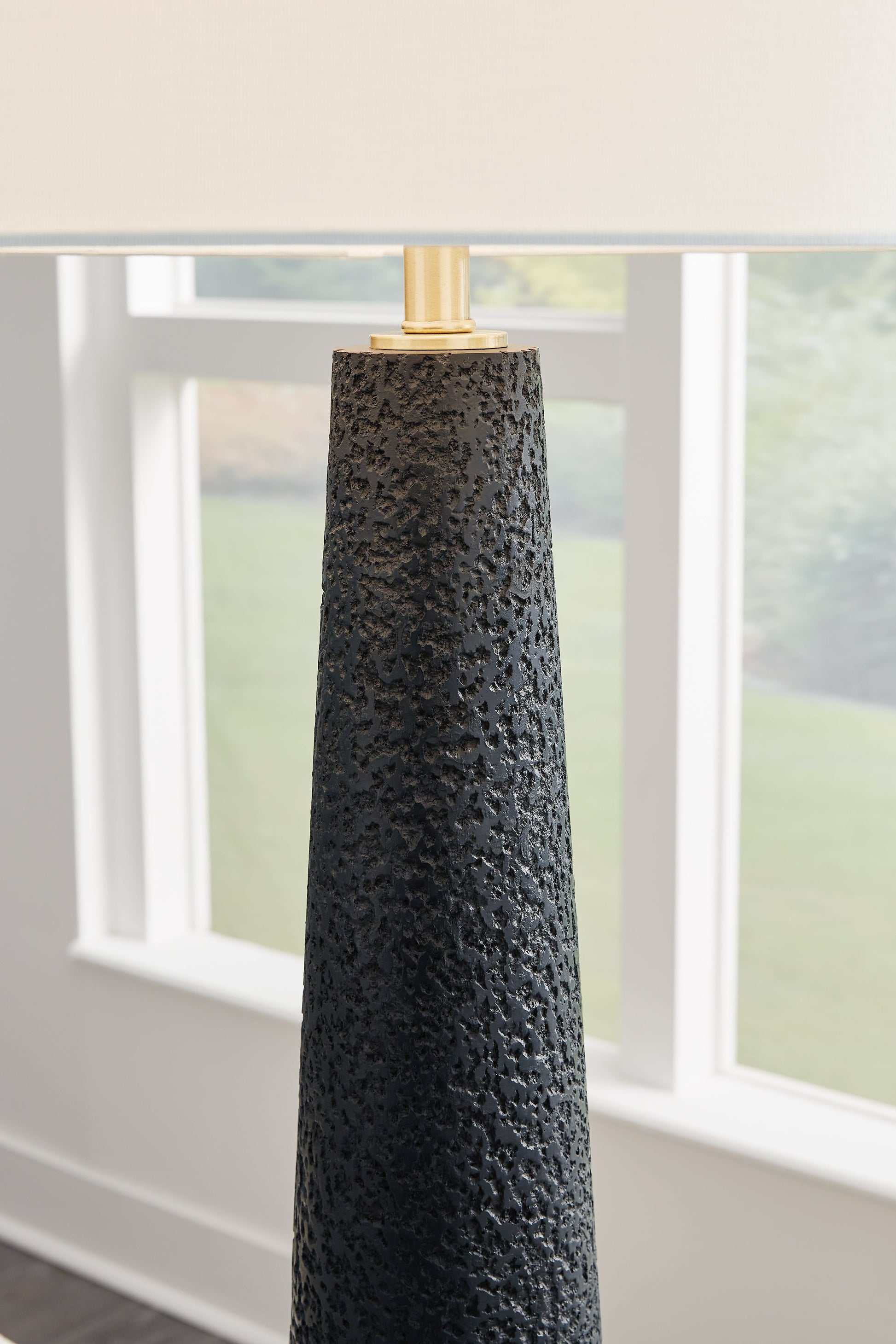 Hallburg Black Floor Lamp - L235761 - Luna Furniture - Dallas Store