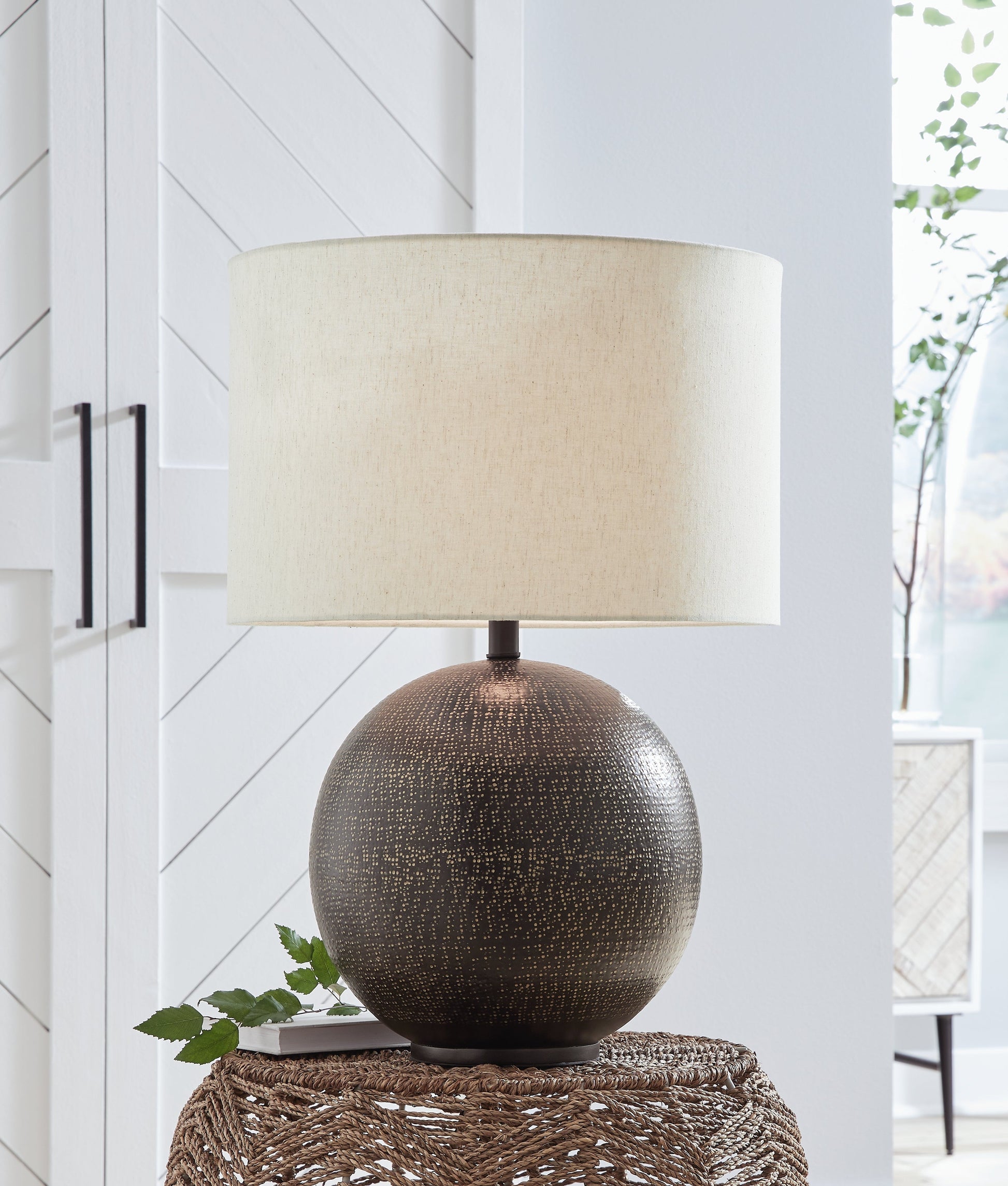 Hambell Black/Gold Finish Table Lamp - L207434 - Luna Furniture - Dallas Store