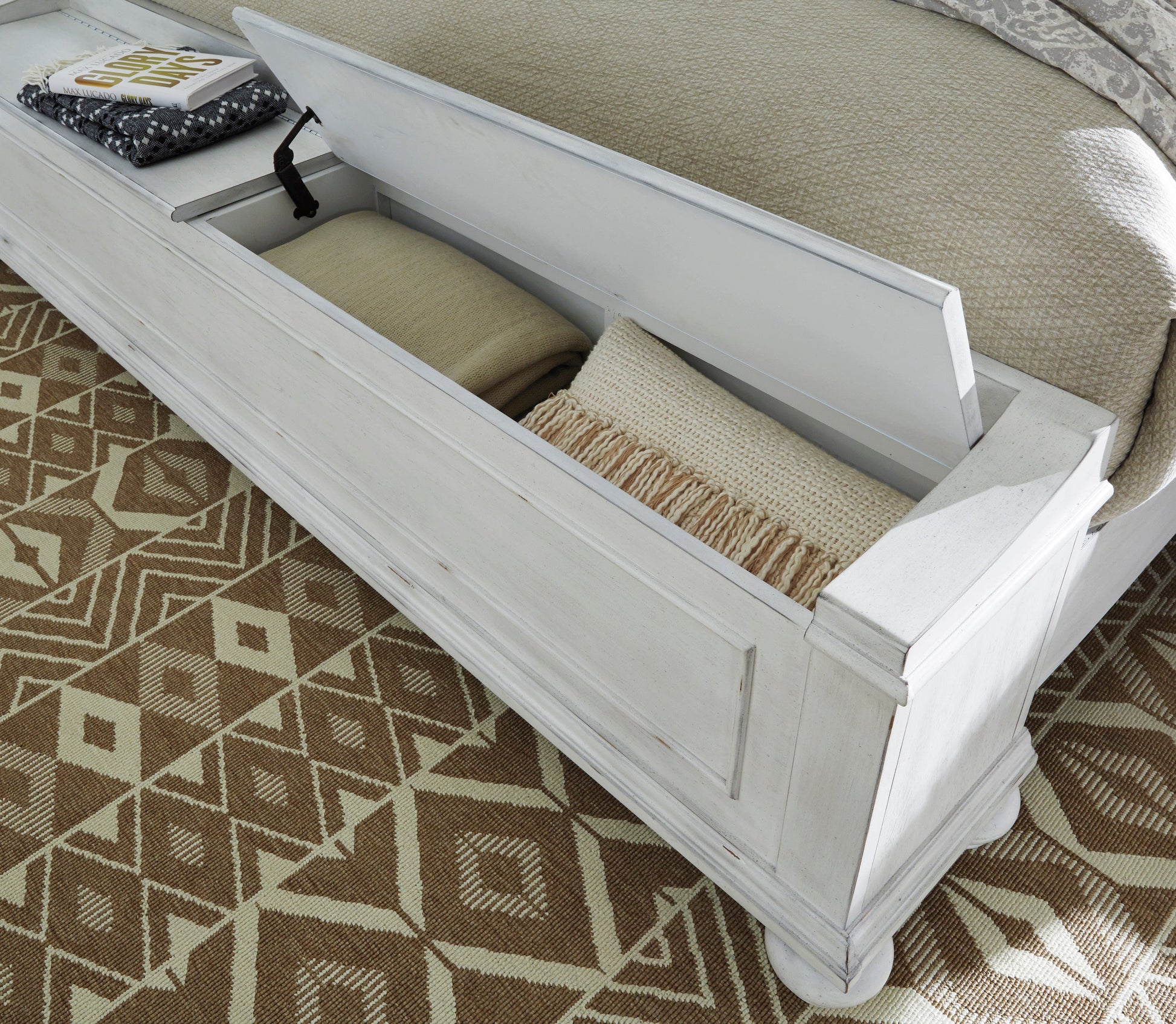 Kanwyn Whitewash Upholstered Storage Bedroom Set - SET | B777-54S | B777-157 | B777-96 | B777-46 | B777-93 - Luna Furniture - Dallas Store