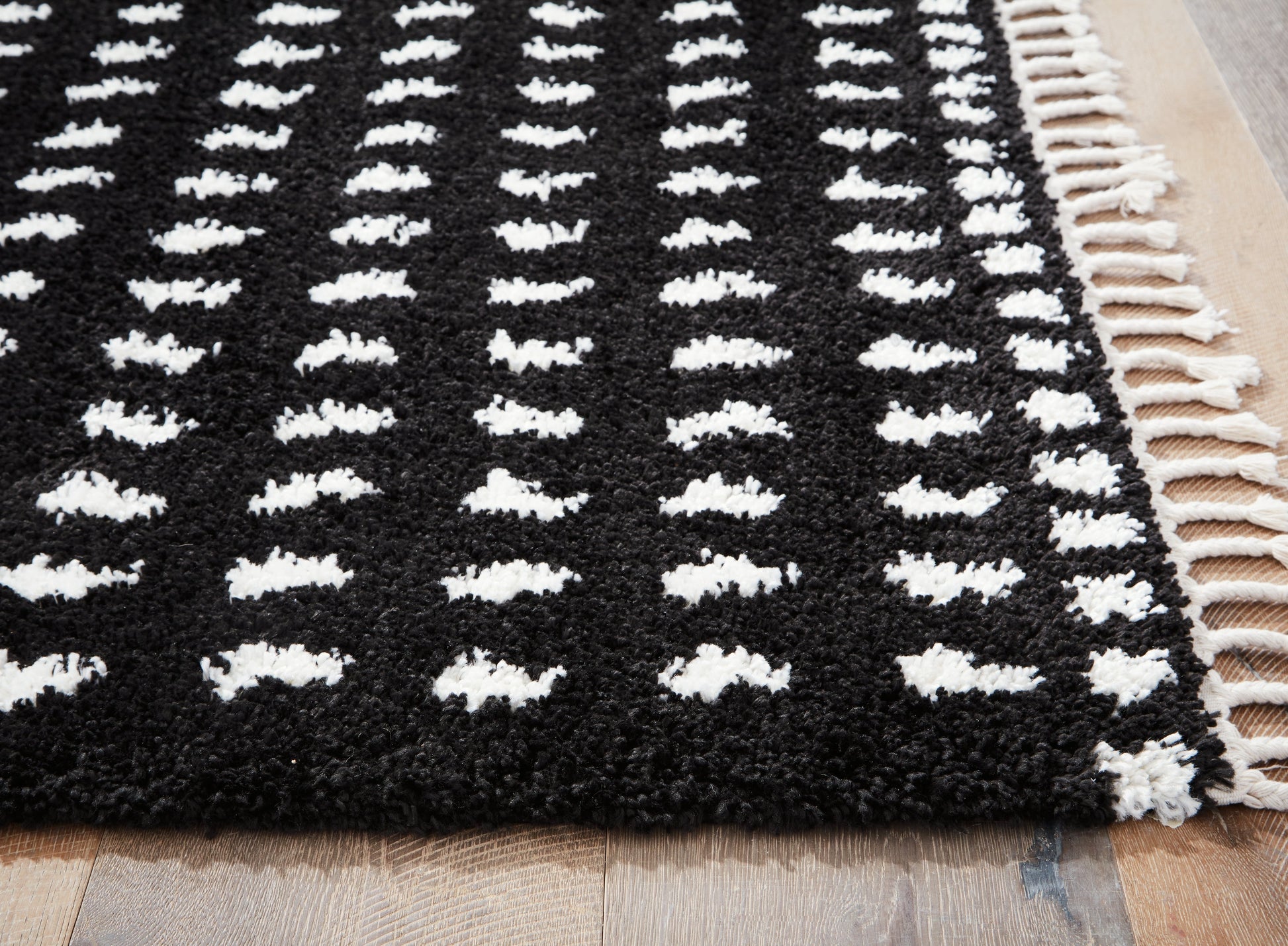Minston Black/White 5' x 7' Rug - R405952 - Luna Furniture - Dallas Store