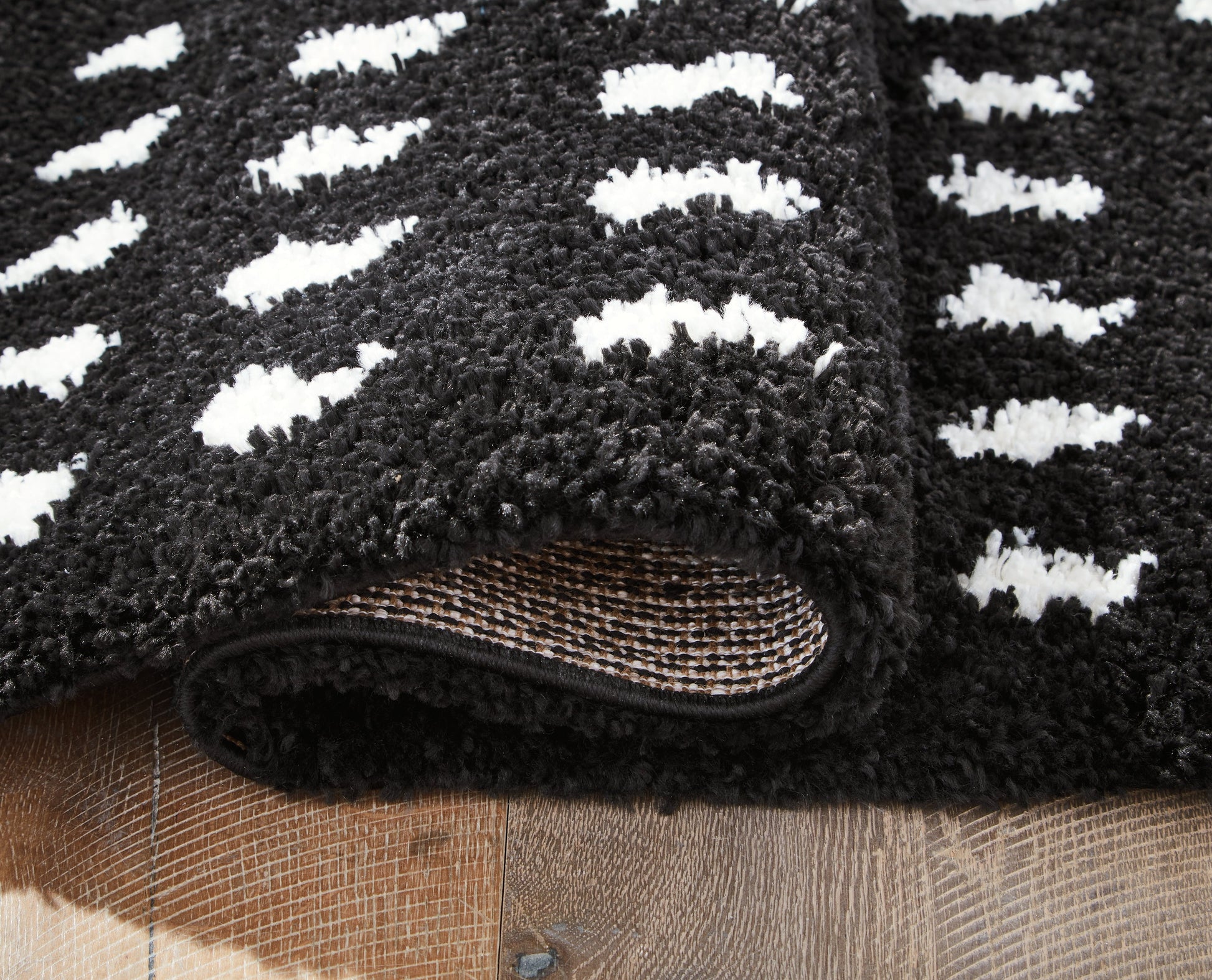 Minston Black/White 5' x 7' Rug - R405952 - Luna Furniture - Dallas Store