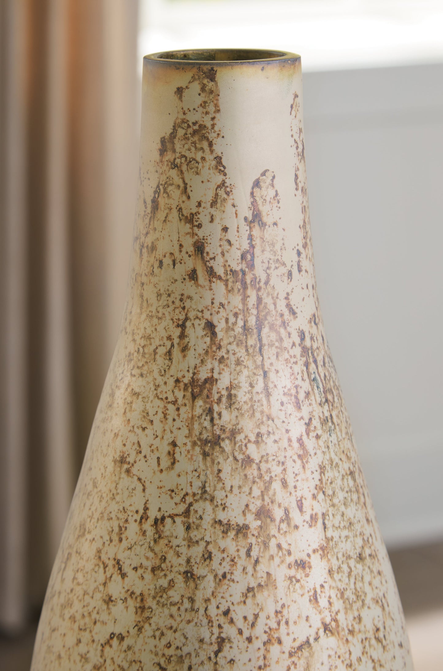 Plawite Antique Silver Finish Vase - A2000640 - Luna Furniture - Dallas Store