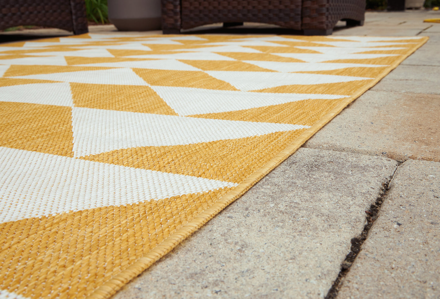 Thomley Ivory/Yellow 5' x 7' Rug - R900062 - Luna Furniture - Dallas Store