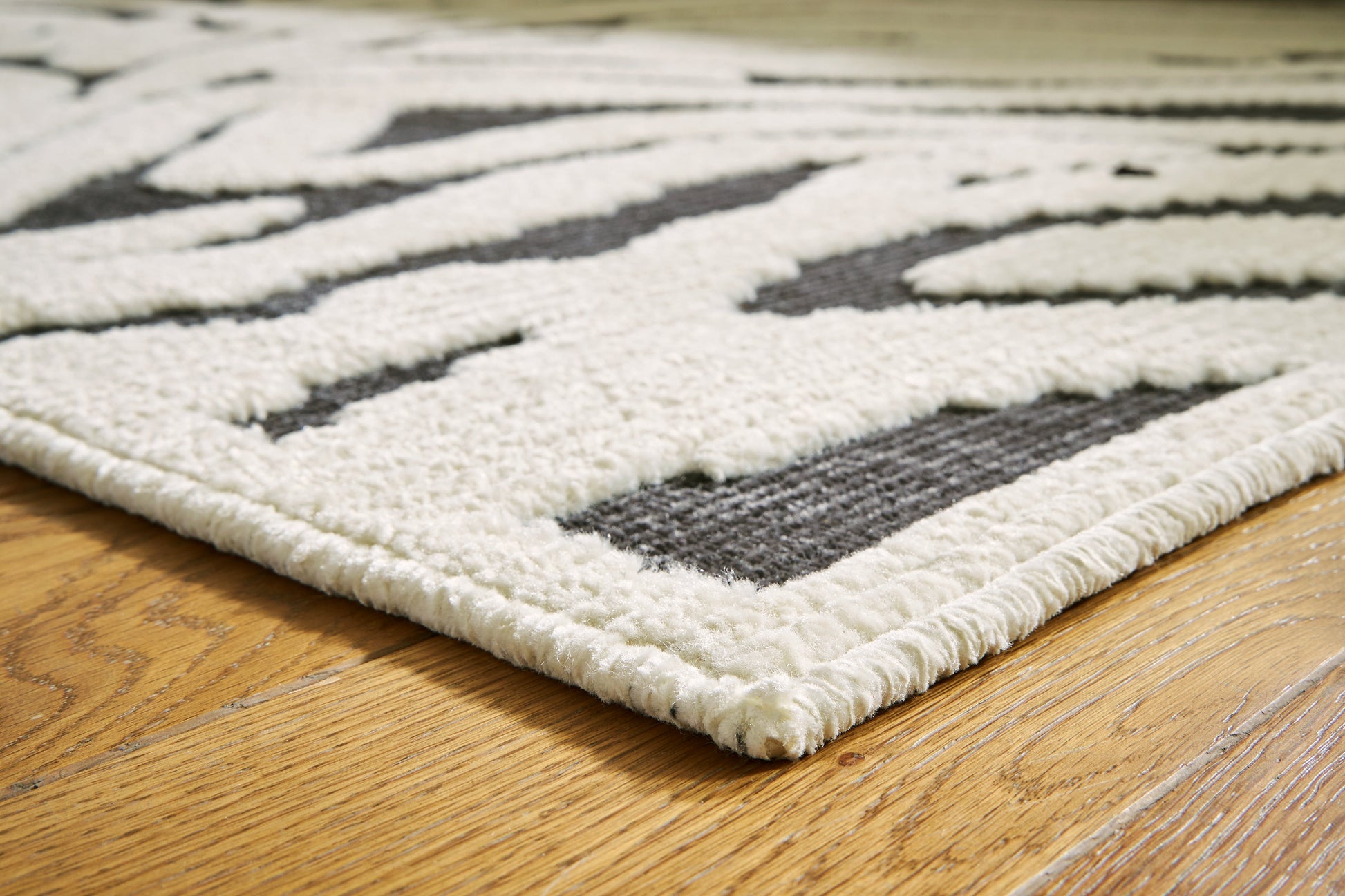 Thomwith Black/Ivory Large Rug - R406291 - Luna Furniture - Dallas Store