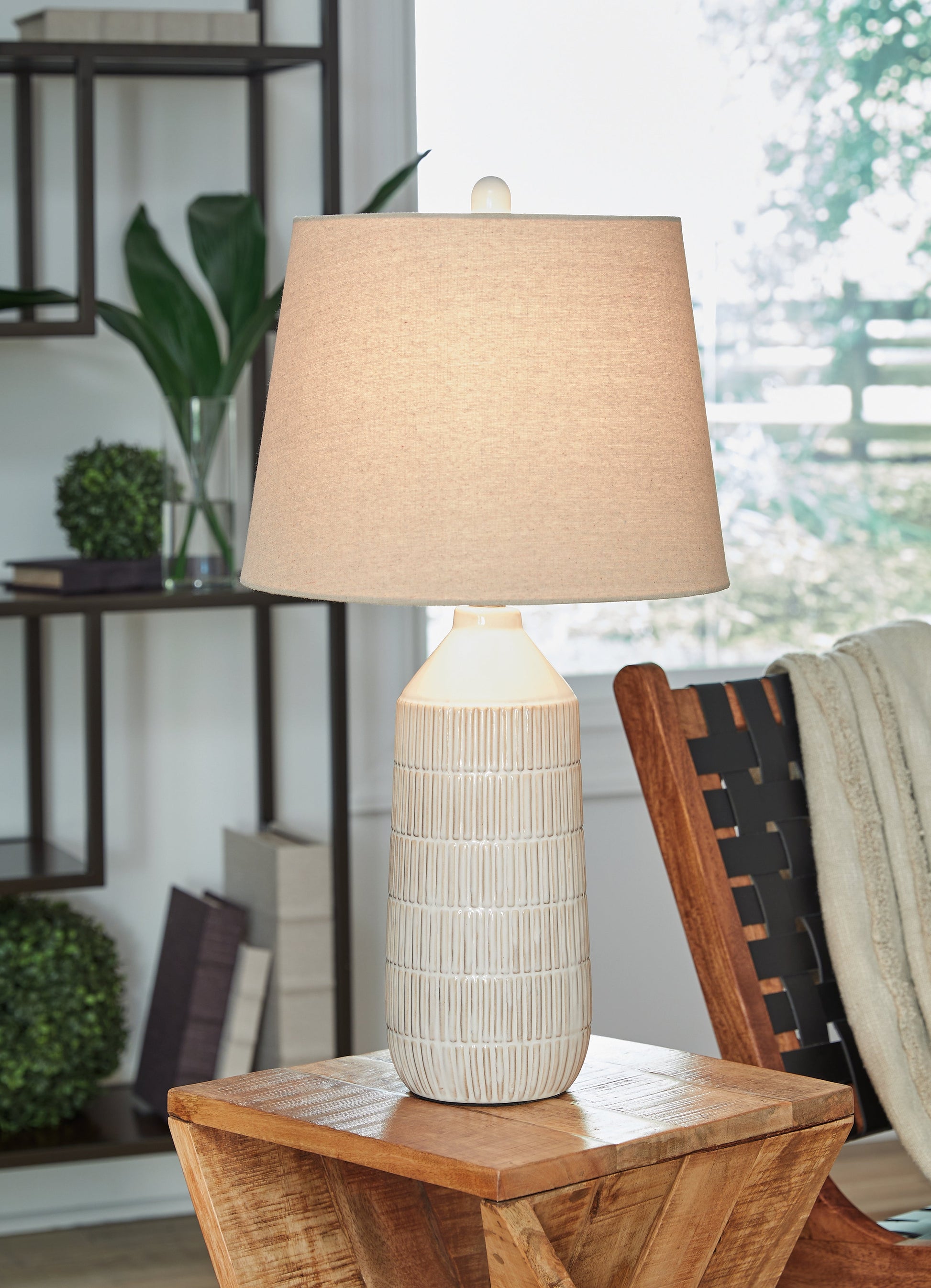 Willport Off White Table Lamp (Set of 2) - L177994 - Luna Furniture - Dallas Store