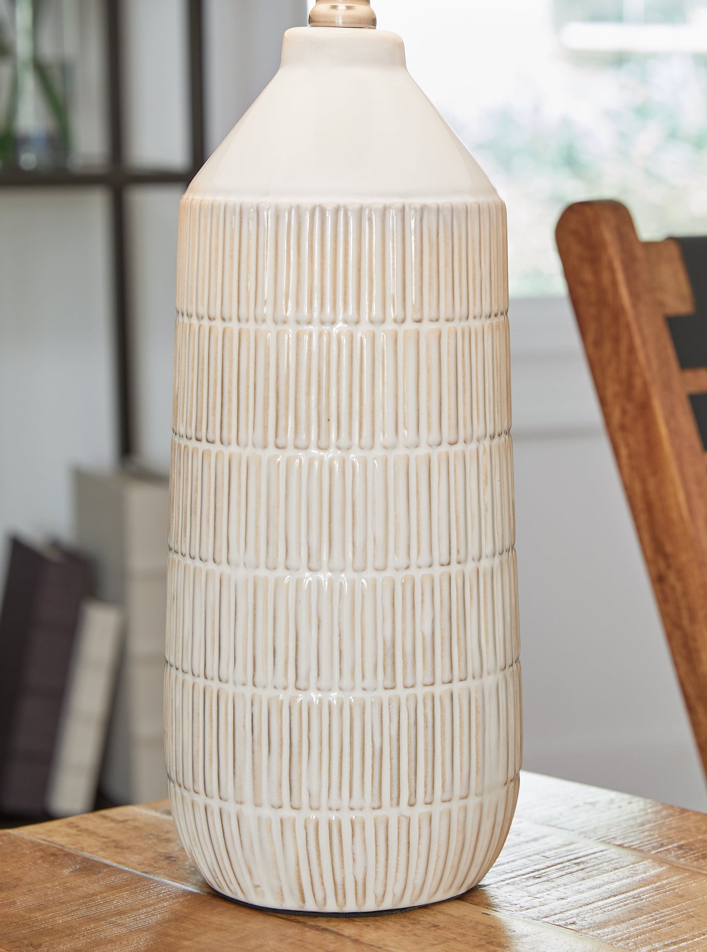 Willport Off White Table Lamp (Set of 2) - L177994 - Luna Furniture - Dallas Store